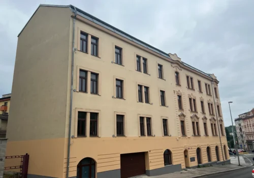 rekonstrukce bytů a komerčních prostorů v budově